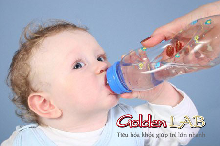 Trẻ bị tiêu chảy mẹ nên cho trẻ bù nước
