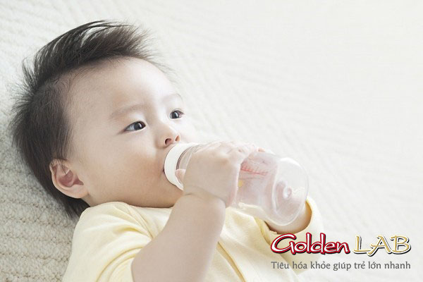 Cho bé uống nước thường xuyên khi bị tiêu chảy