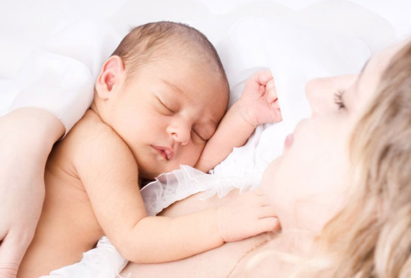 Thực hiện cách chăm sóc trẻ sơ sinh tốt nhất – mẹ nên tránh những gì?